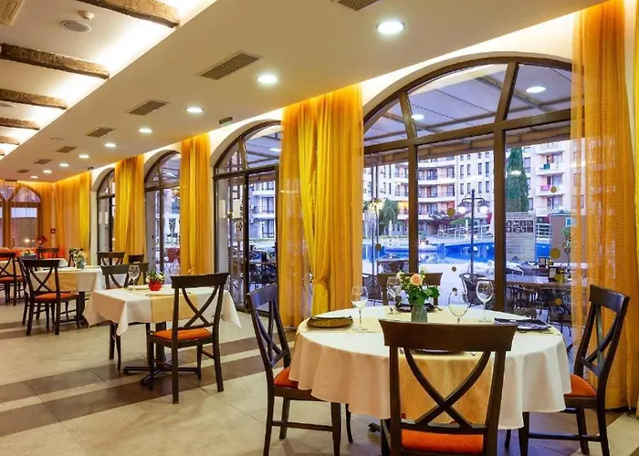 George - 3 Pools, 2 Bedrooms & 2 Bathrooms 阳光海滩